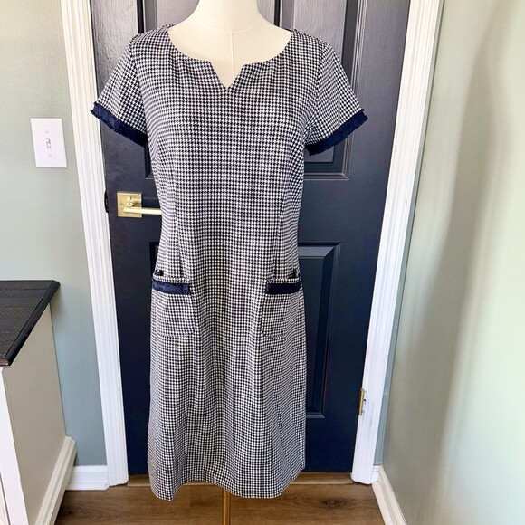 Talbots Dresses & Skirts - Talbots Houndstooth Sheath Dress Size 6 Navy Trim Pockets